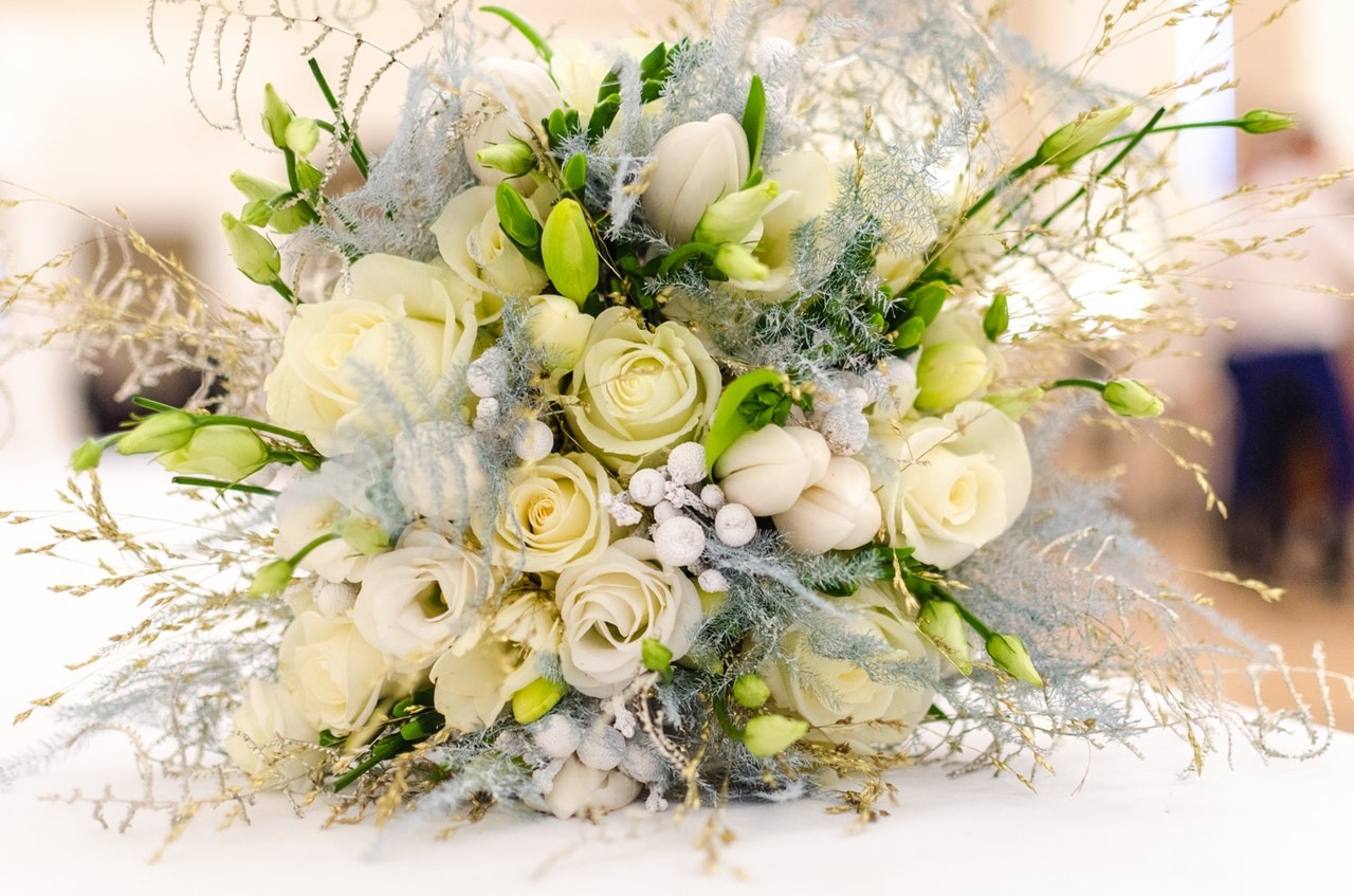 Piękne kwiaty na stole weselnym