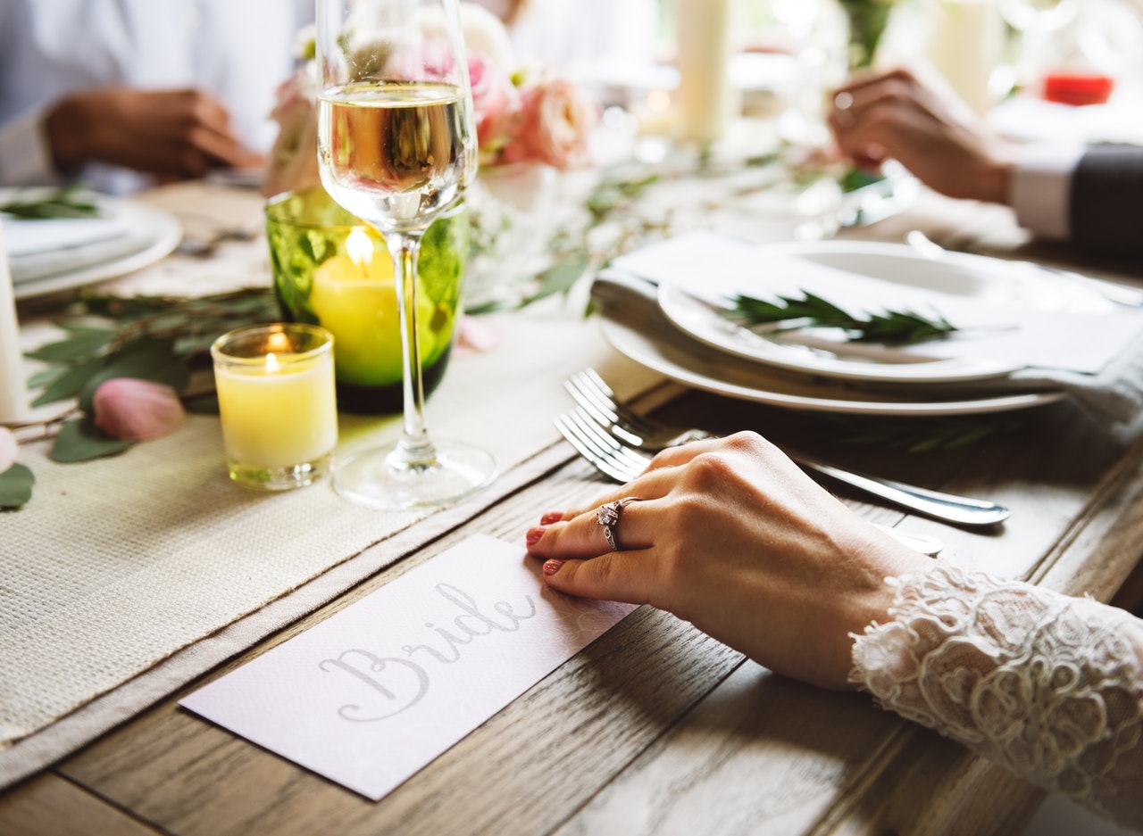 Jak udekorować stół weselny